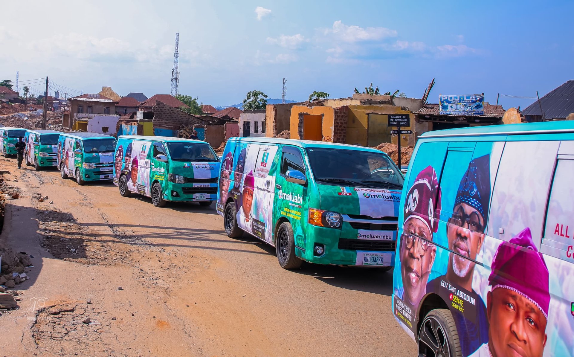 From Royal Blessings To The Presentation Of Campaign Buses: Omoluabi Movement’s Visit To The Ooni And The Donation Of 27 Buses To Senator Adeola