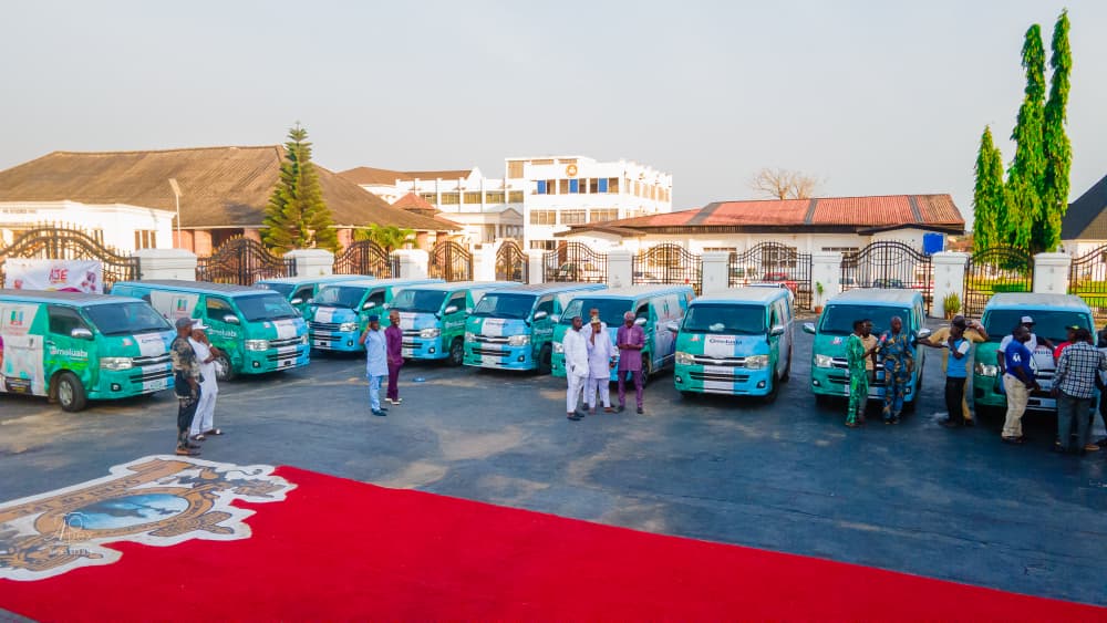 From Royal Blessings To The Presentation Of Campaign Buses: Omoluabi Movement’s Visit To The Ooni And The Donation Of 27 Buses To Senator Adeola
